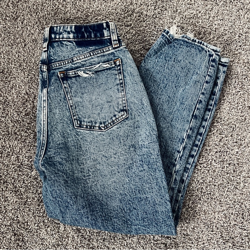 ABERCROMBIE & FITCH The Mom High Rise Jean